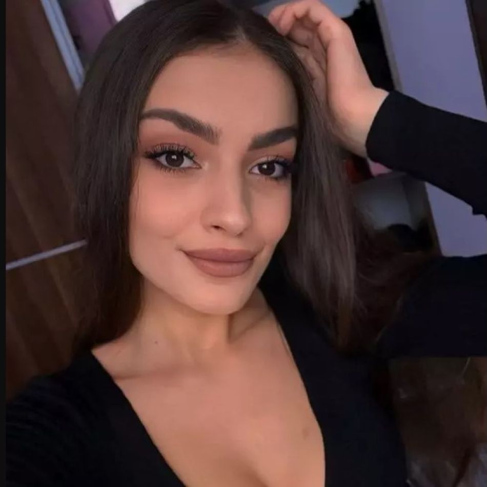 A picat și ultima redută de pe Insula Iubirii?  Imagini pline de pasiune cu Rareș și Flori la vila băieților!