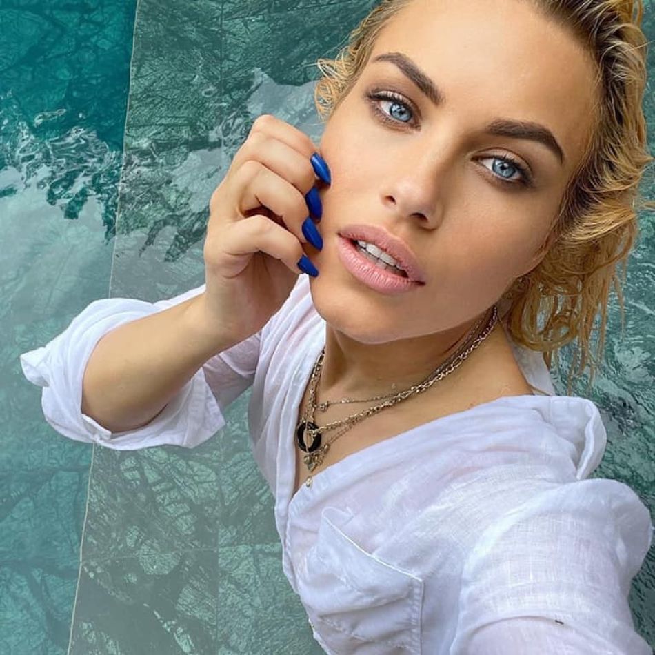 Amna, de la durere la încredere în sine. Artista, lecții din postura de mamă singură: Nu se dezvoltă nimeni în stare de confort