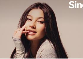 Erika Isac reinterpretează Mr. Saxobeat pentru Spotify Singles, într-un moment care marchează revenirea sound-ului eurodance