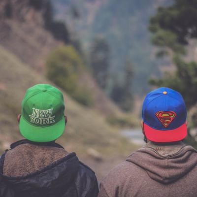 Dragă Alma, simt că relația mea cu frații mei mă epuizează emoțional. Cum pot gestiona o relație toxică cu membrii familiei?