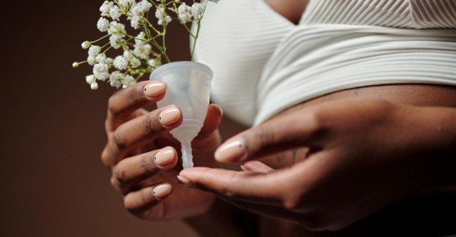 Îngrijire blândă în zilele menstruației: plante, ceaiuri și băi pentru corp și suflet