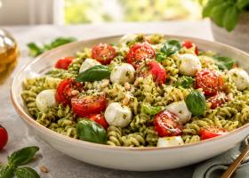 Salată de paste cu pesto, roșii cherry și mozzarella: cina rece de vară care se face din timp