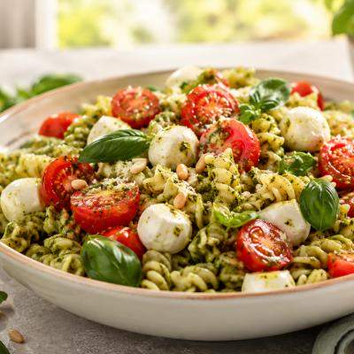 Salată de paste cu pesto, roșii cherry și mozzarella: cina rece de vară care se face din timp