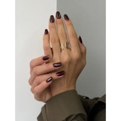 Unghii dark chic: cele mai elegante nuanțe pentru finalul toamnei