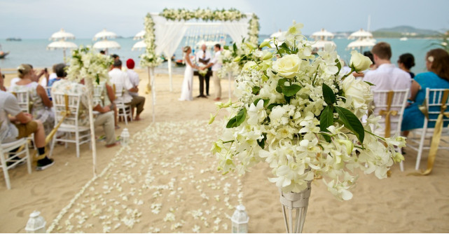 Cum te imbraci la o nunta pe plaja