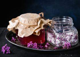 Rețetă de jeleu de liliac – aromă florală, calm și răsfăț în borcan