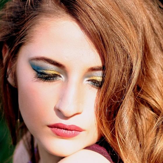 Cum se poarta machiajul colorat in acest sezon - tips & tricks pentru un look sexy