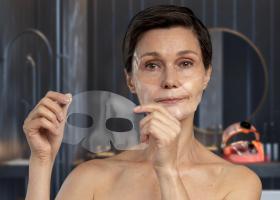 O nouă mască de față cu semnătură FAQ™: masca invizibilă și prietenoasă cu mediul care transferă pielii perfecțiunea sticlei