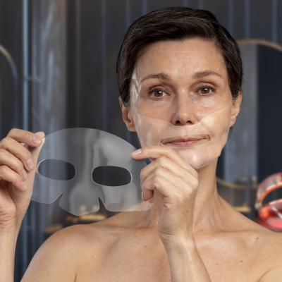 O nouă mască de față cu semnătură FAQ™:  masca invizibilă și prietenoasă cu mediul care transferă pielii perfecțiunea sticlei