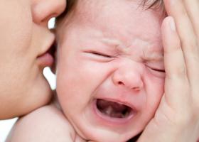 De ce plânge bebelușul și cum îl liniștim
