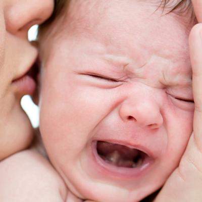 De ce plânge bebelușul și cum îl liniștim