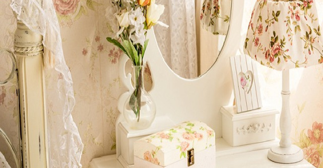 Dormitorul unei romantice incurabile trebuie sa-i reflecte personalitatea. 5 idei practice pentru a-l pune in valoare