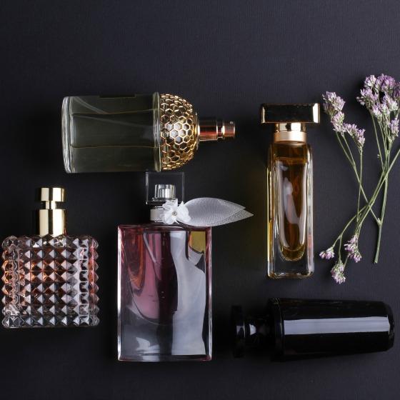 Cu ce parfum scrii istorie azi?