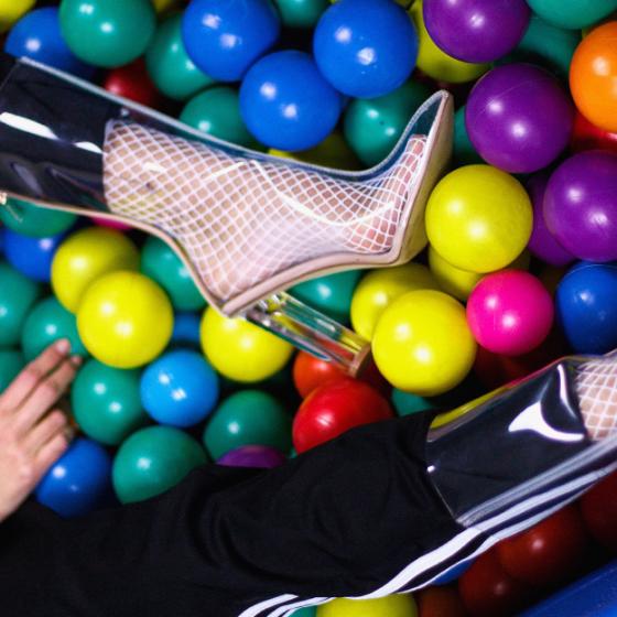 Alege încălțăminte din materiale transparente pentru un look urban!