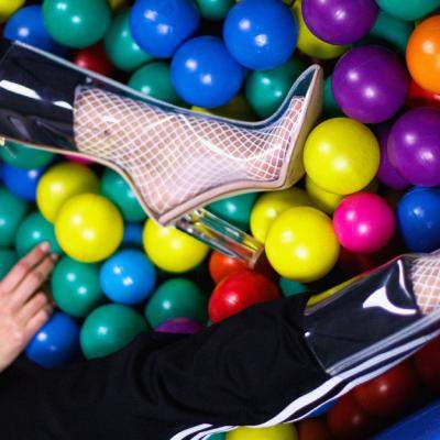 Alege încălțăminte din materiale transparente pentru un look urban!