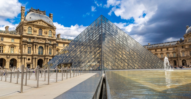 Jaf spectaculos la Muzeul Luvru din Paris. Bijuterii de valoare inestimabilă au fost furate în doar câteva minute