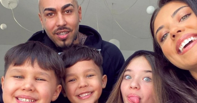 Dominic, fiul cel mare al Antoniei și a lui Alex Velea își pictează unghiile cu ojă neagră. Ce reprezintă acest trend?