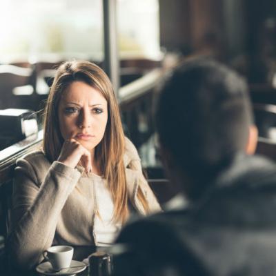 Acest barbat vrea sa vada daca sotia lui inca il mai iubeste. Ce face femeia? GENIAL!