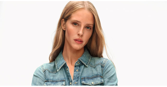 TOMMY HILFIGER ÎI ADUCE ÎMPREUNĂ PE DAMSON IDRIS ȘI ABBY CHAMPION PENTRU CAMPANIA DENIM PRIMĂVARA 2025