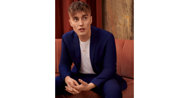 Sam Fender este TopMan Suit Your Self