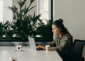 Soluția simplă care te scapă de durerile menstruale