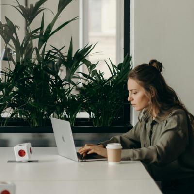 Soluția simplă care te scapă de durerile menstruale