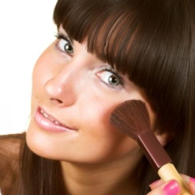 Practic: Cum sa te dai cu blush; sfaturi de la Terry Barber