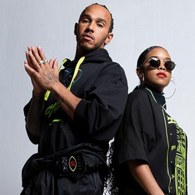 Tommy Hilfiger si Lewis Hamilton isi surprind fanii cu prima colaborare alaturi de artista H.E.R