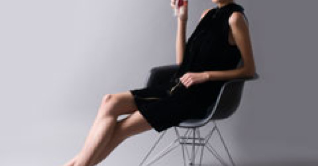 5 designeri romani prezinta scaunul Eames Plastic