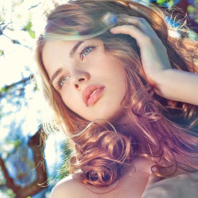 O masina fuchsia, patru tinute fashioniste