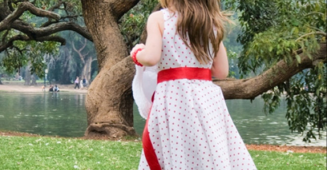 Video incredibil: Fetita de 5 ani, obligata de mama sa se bronzeze