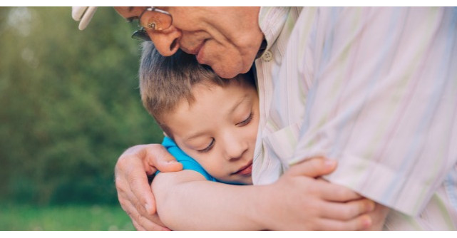 Colegii de scoala radeau de bunicul lui. Ce a facut baietelul? Mi-au dat lacrimile