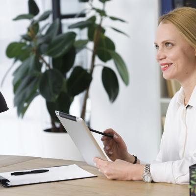 Productivitate și relaxare la birou: Cum să-ți transformi spațiul de lucru într-o oază de eficiență