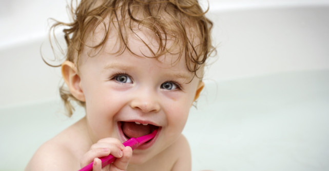 Când erup și cum îngrijim dințișorii bebelușului