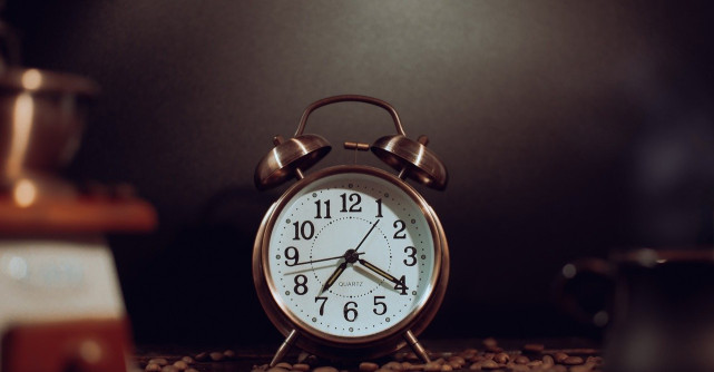 Nu mai stați cu ochii pe viitor și cu gândul la trecut! Viața voastră se întâmplă aici și acum!