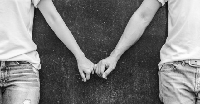 Vrei să știi dacă te iubește? Fii atentă la cum te ține de mână