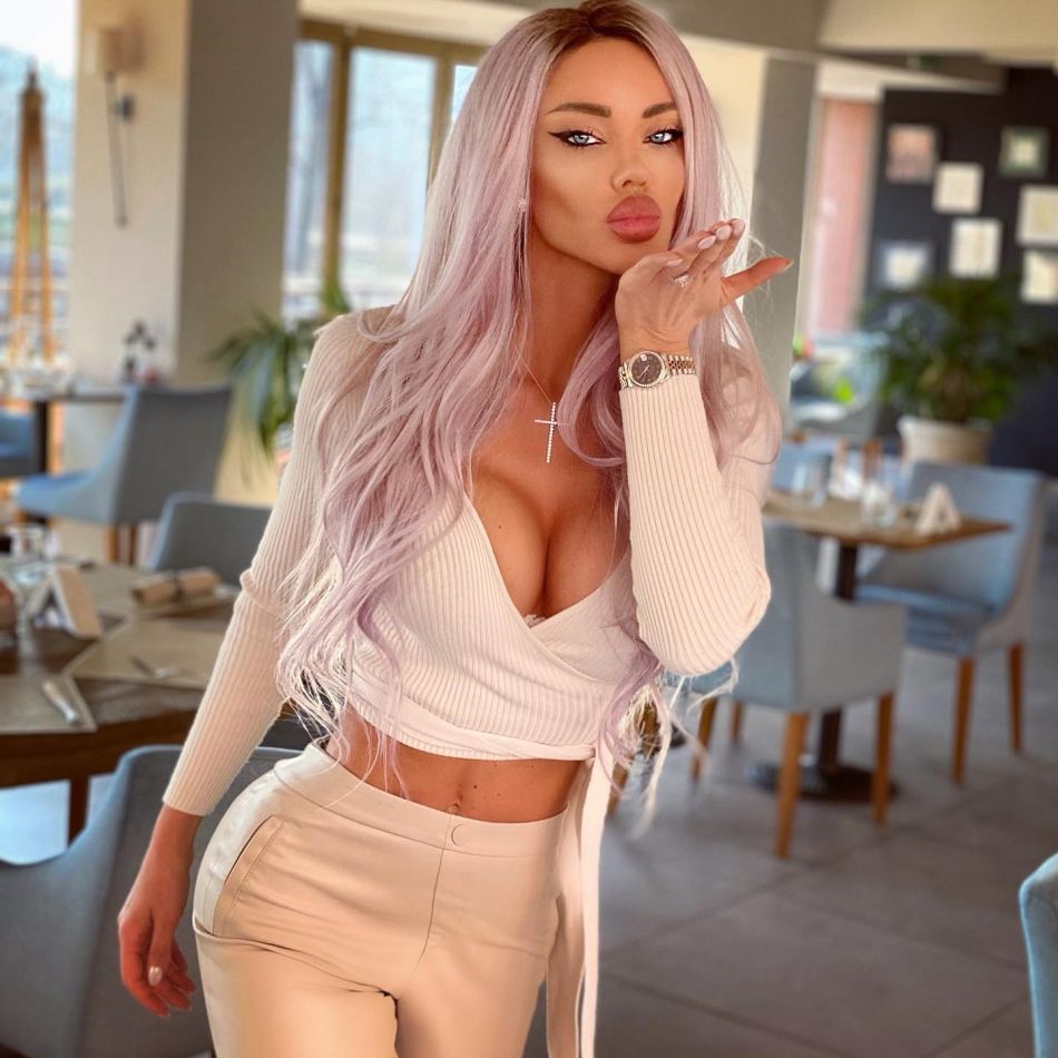 De la vânzătoare de covrigi, la salariu de zeci de mii de euro lunar. Cum își câștiga banii Bianca Drăgușanu, la început de drum