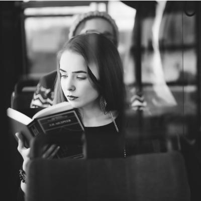 Carti interesante: ce citesc oamenii in metrou