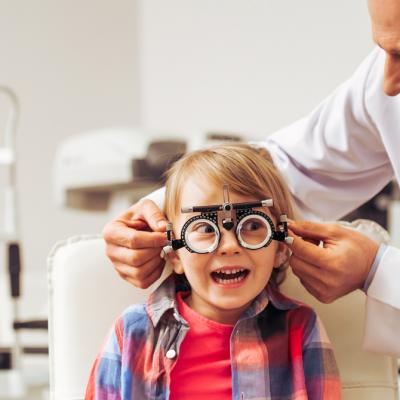 Când și de ce mergem cu copilul la oftalmolog?