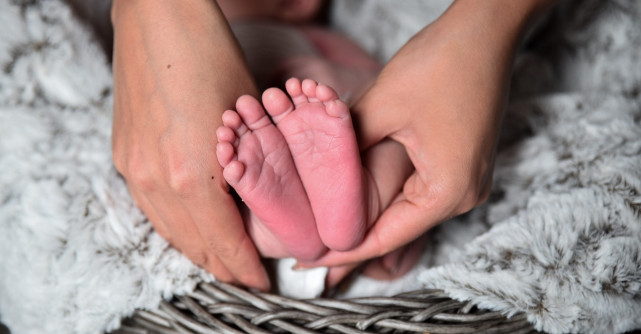 Povestea extraordinara a mamei care si-a inviat bebelusul prin imbratisari si dragoste