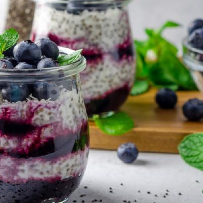 Budinca de chia cu gem de fructe de padure