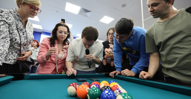 Primele meciuri de biliard din lume, arbitrate de un telefon! 