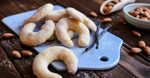 Fursecuri cu cardamom in forma de semiluna, cel mai delicat desert de sarbatori