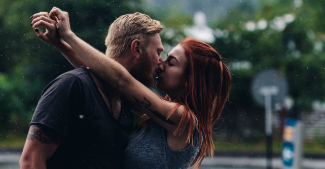 5 gesturi simple pe care le fac cuplurile puternice inainte de culcare