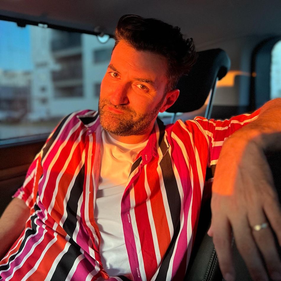 Smiley a plecat pe nepusă masă din vacanța cu Gina! Artistul le-a lăsat singure pe soția și fiica sa 