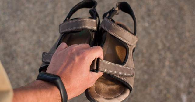 La ce ar trebui să acordați atenție atunci când cumpărați sandale pentru bărbați?