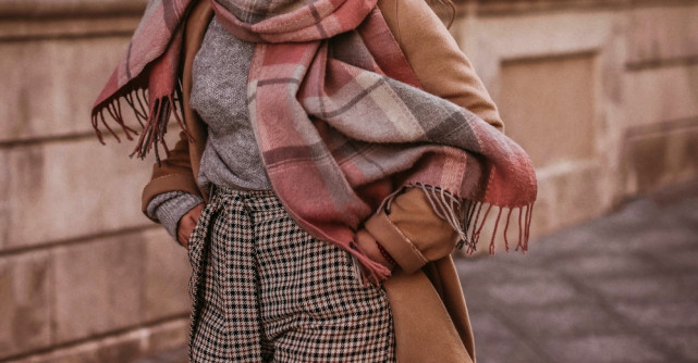 Eșarfele și fularele devin accesoriile esențiale care transformă orice ținută