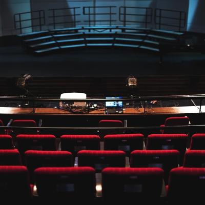 Top cinci locuri unde să mergi la teatru în București