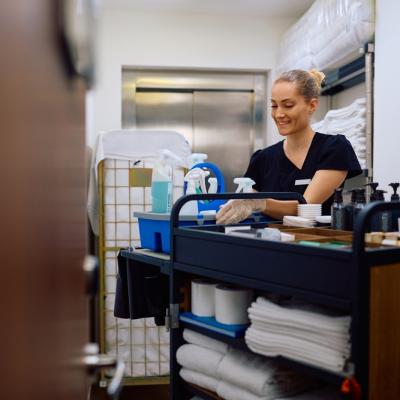7 produse indispensabile pentru o curățenie impecabilă în hoteluri 