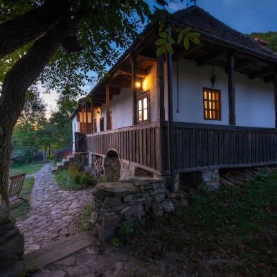 Weekend astral pe plaiuri românești. Fă-ți bagajul pentru escapade unice!